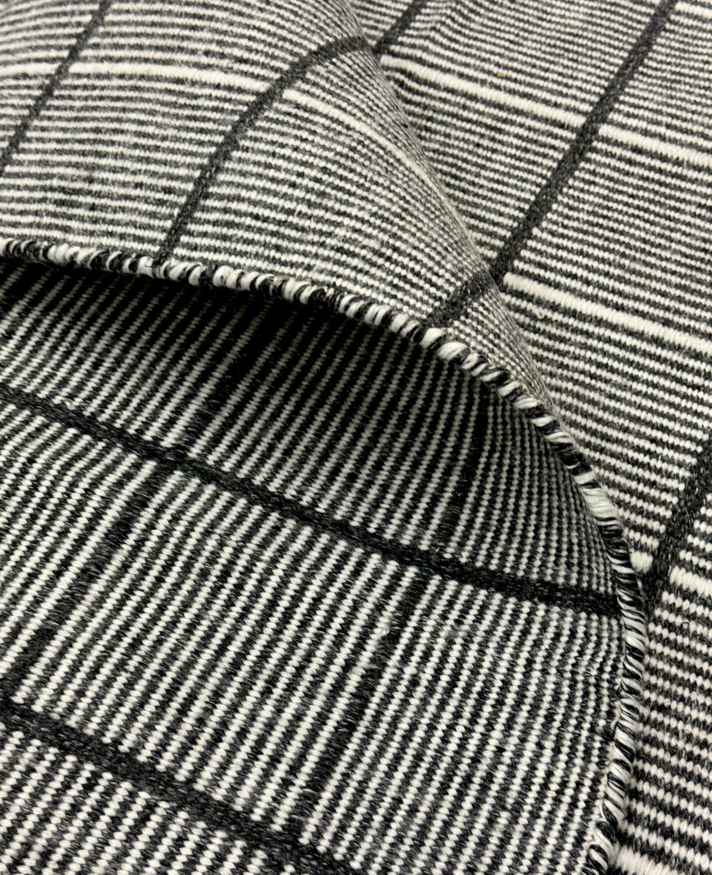 Outdoor Surri Grid - Black & White