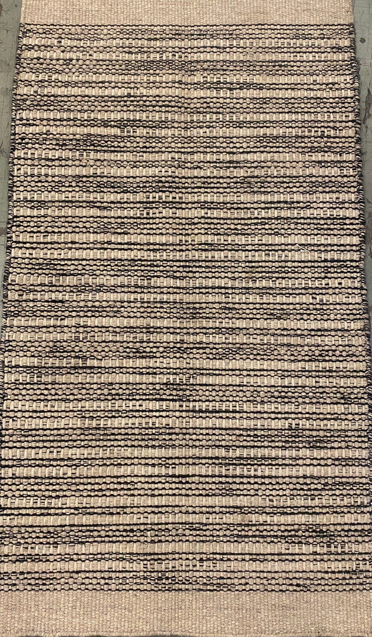 Danus 03 - Beige & Black