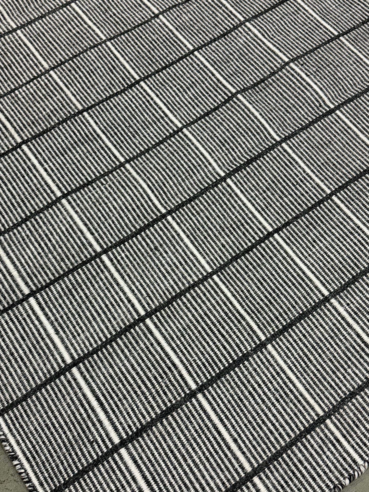 Outdoor Surri Grid - Black & White
