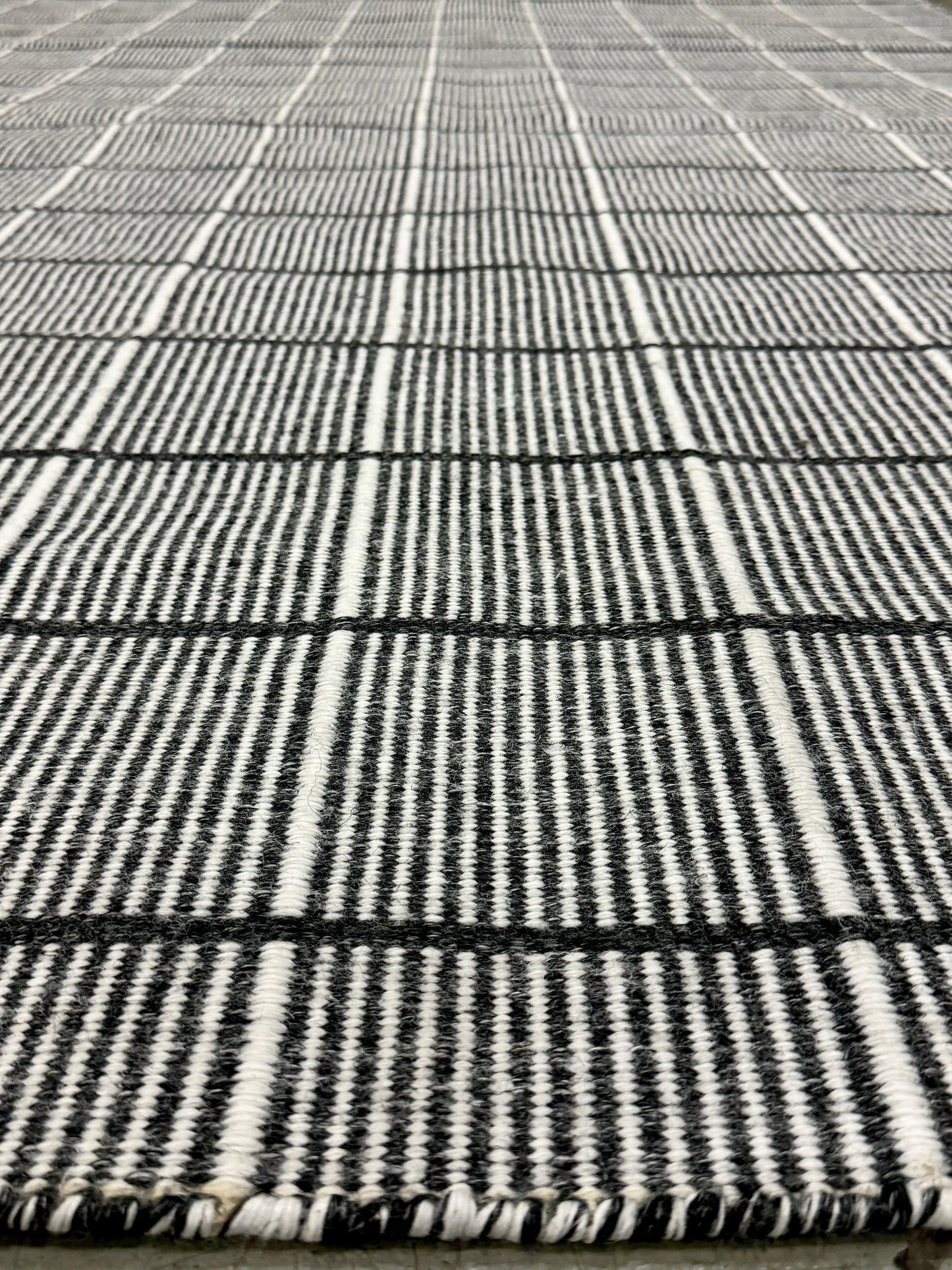 Outdoor Surri Grid - Black & White