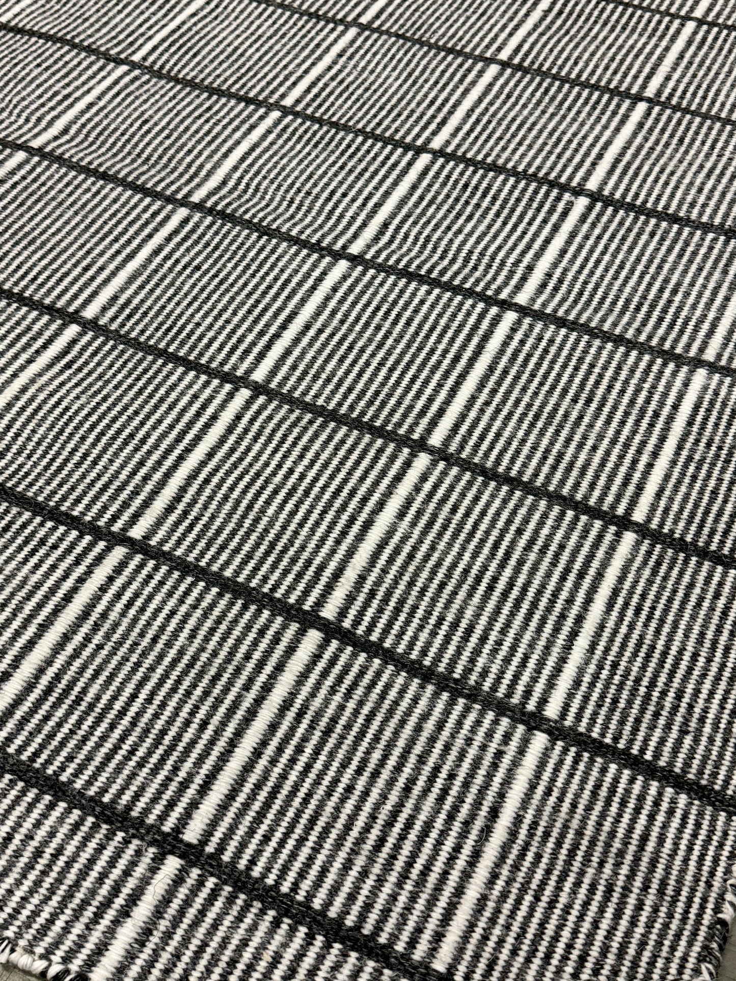 Outdoor Surri Grid - Black & White