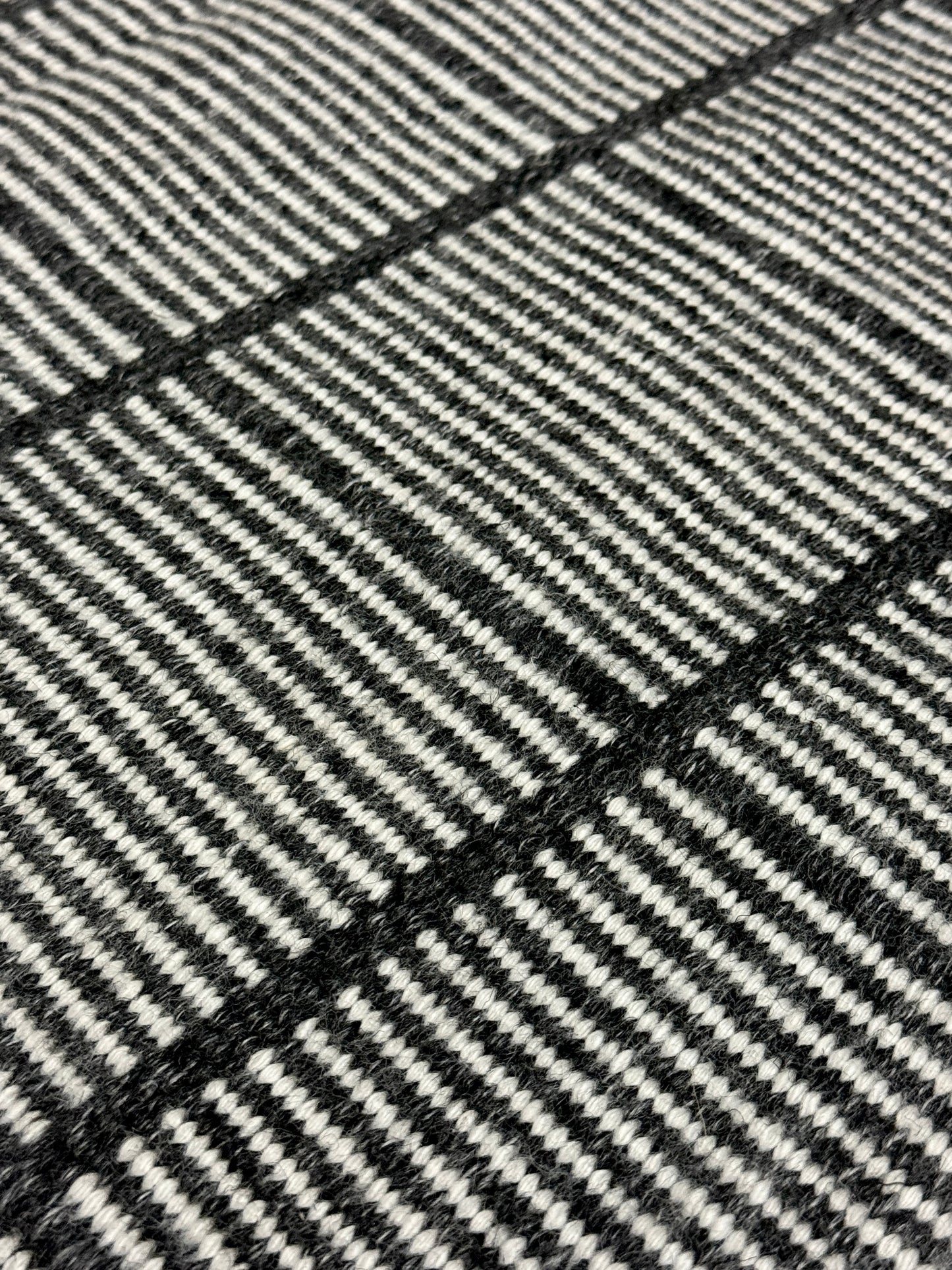 Outdoor Surri Grid - Black & White
