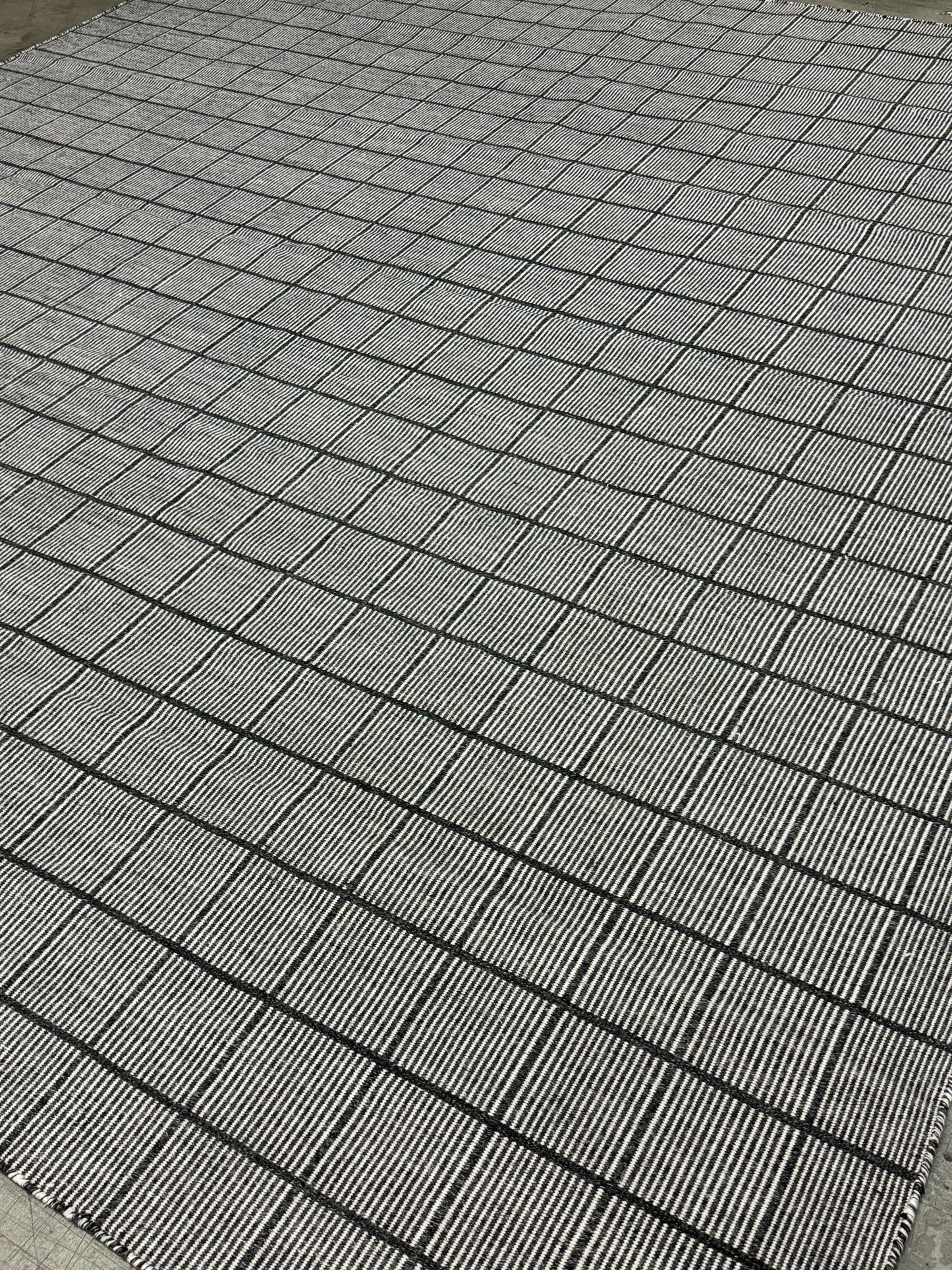 Outdoor Surri Grid - Black & White