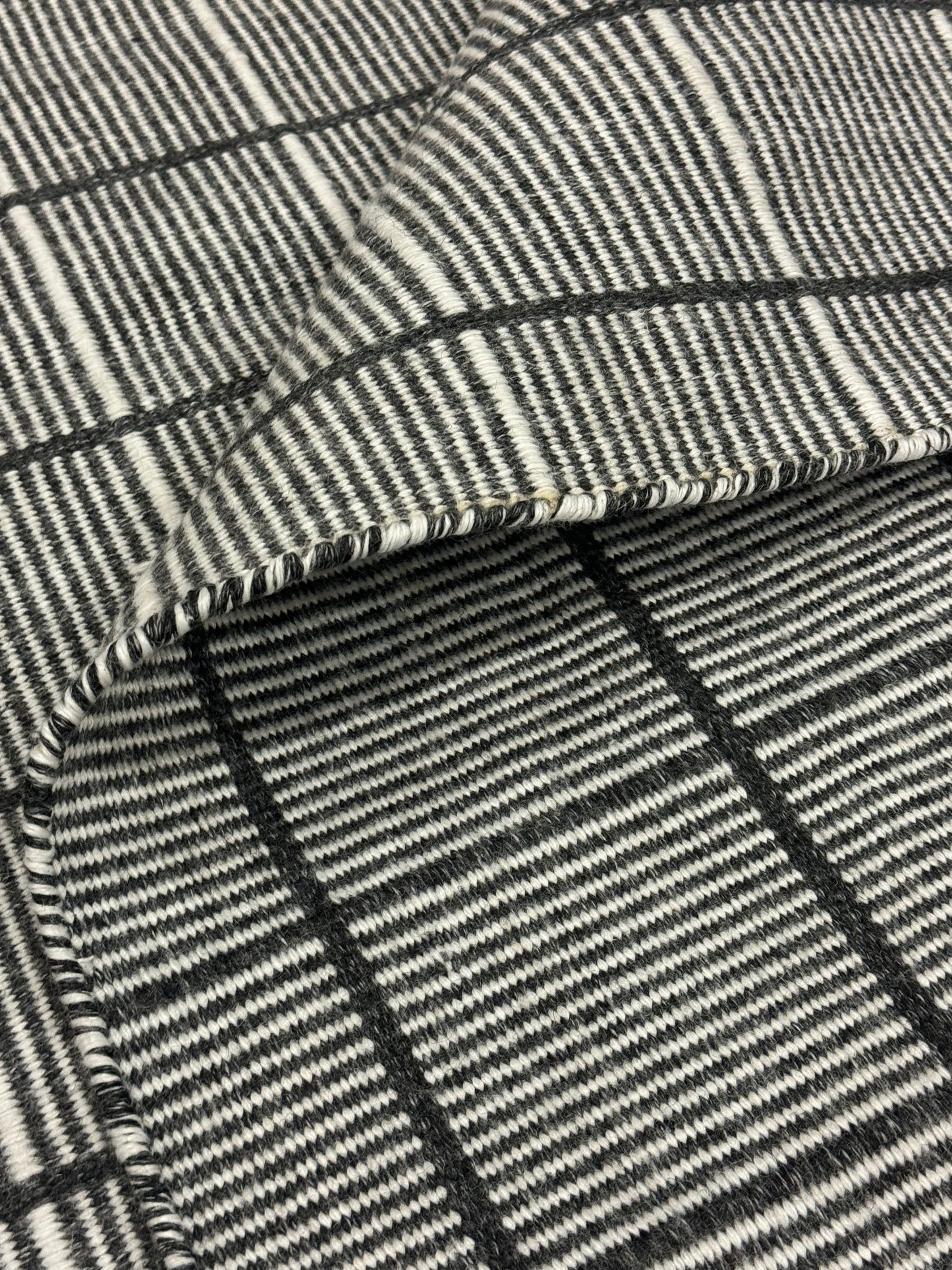 Outdoor Surri Grid - Black & White