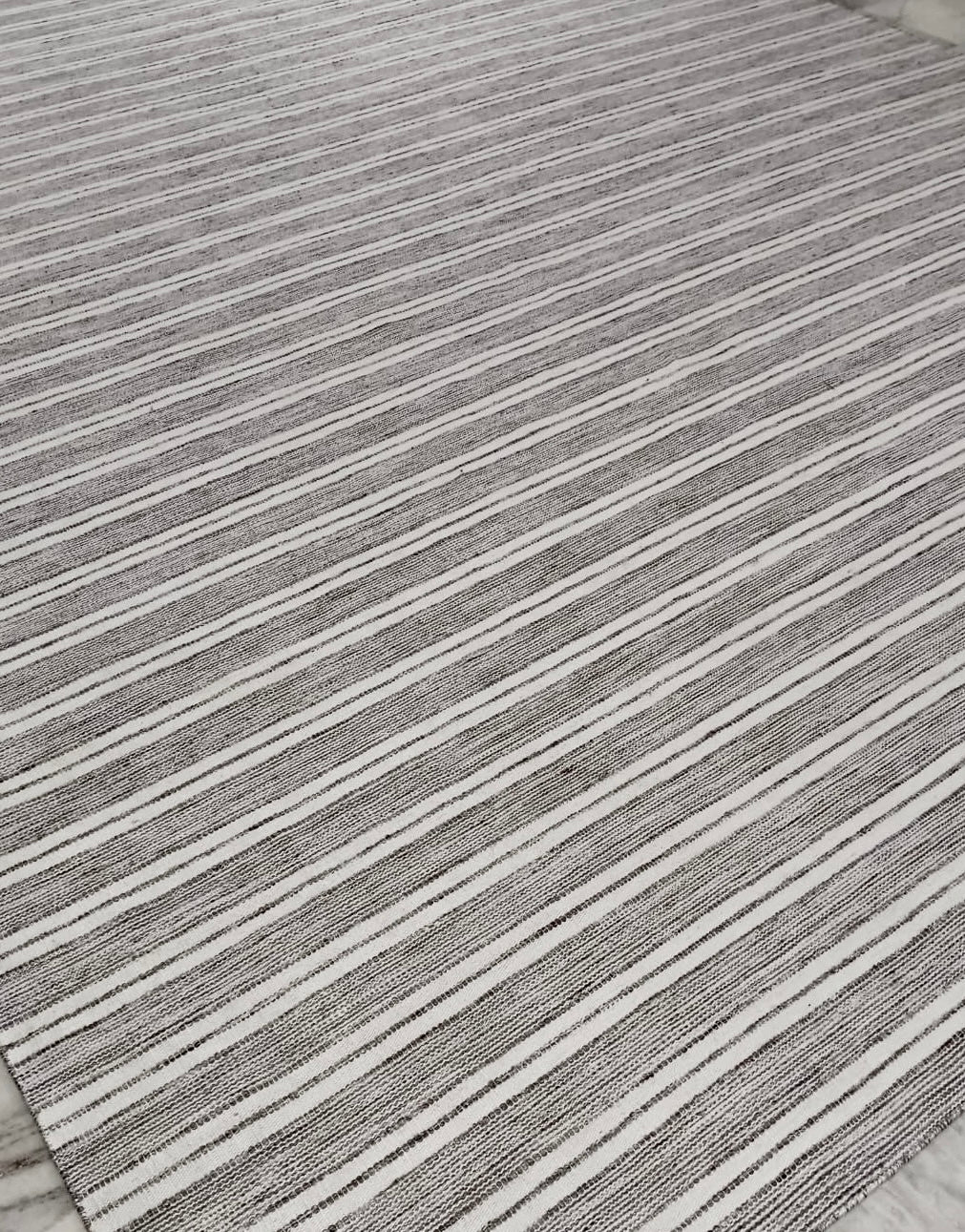 Outdoor Skirmach - Charcoal & White