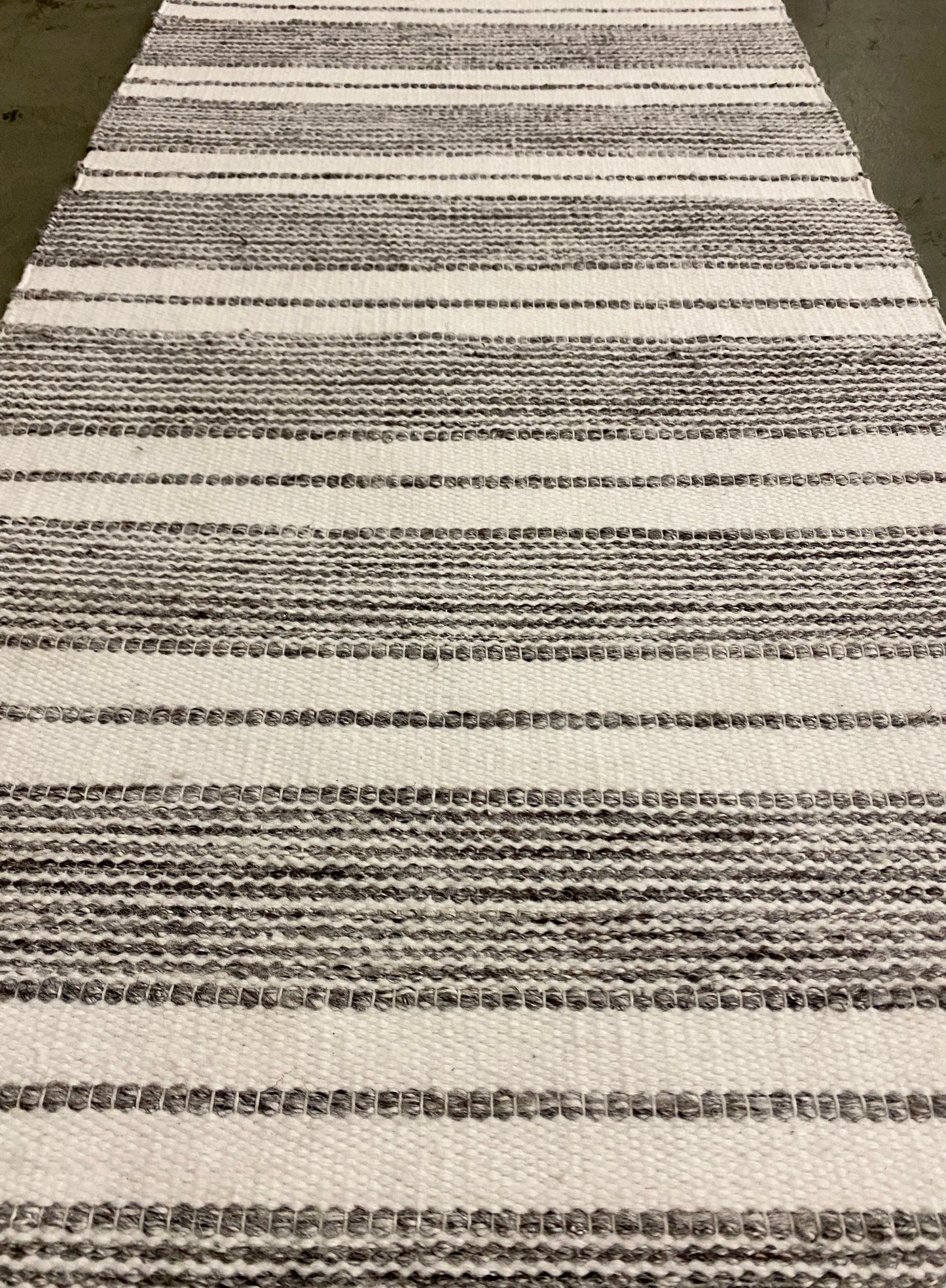 Outdoor Skirmach - Charcoal & White