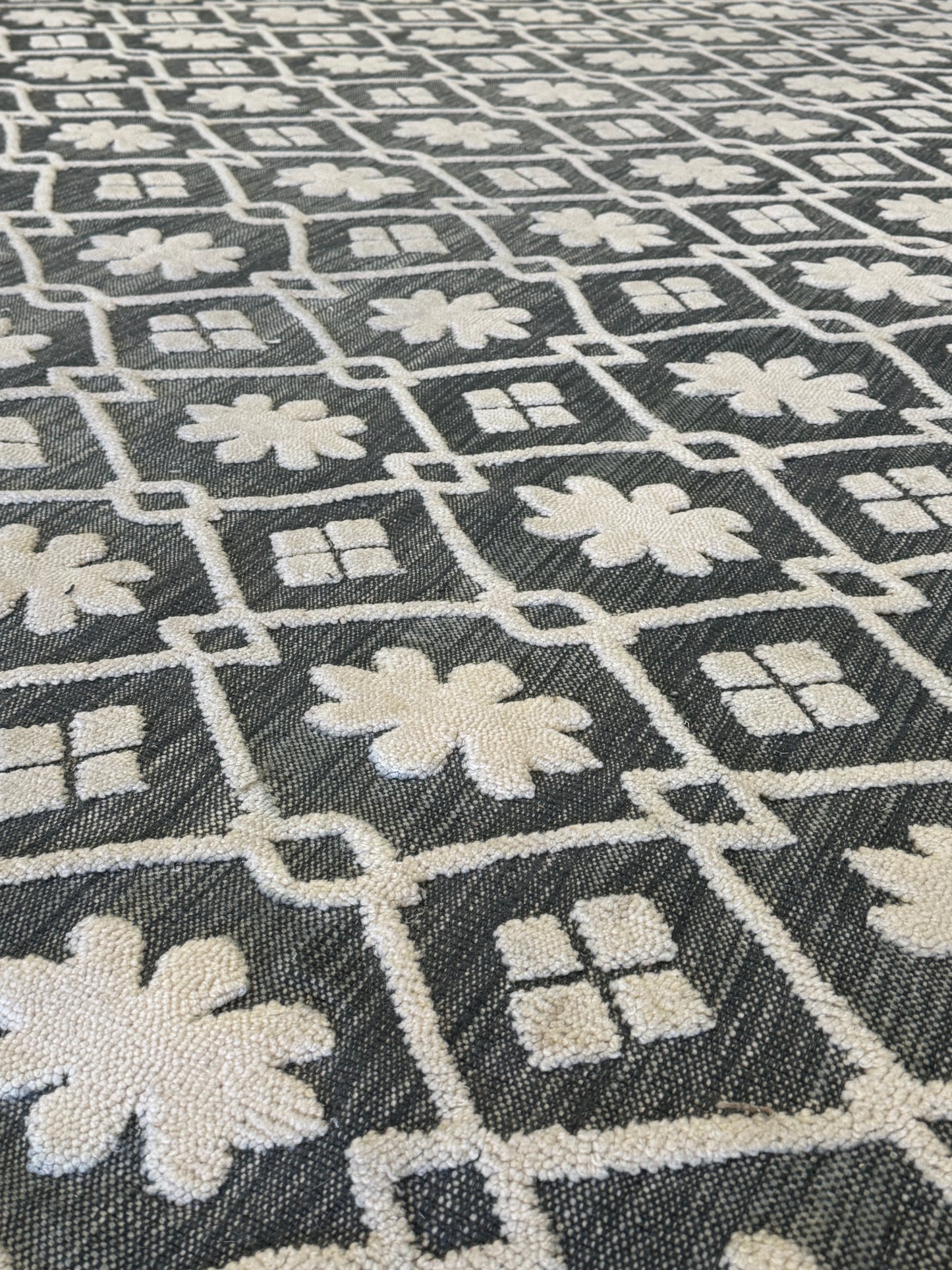 Archive Sale Erdosend Trellis - Navy & Ivory 15ft x 16ft