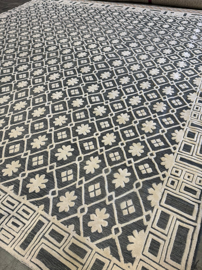 Archive Sale Erdosend Trellis - Navy & Ivory 15ft x 16ft