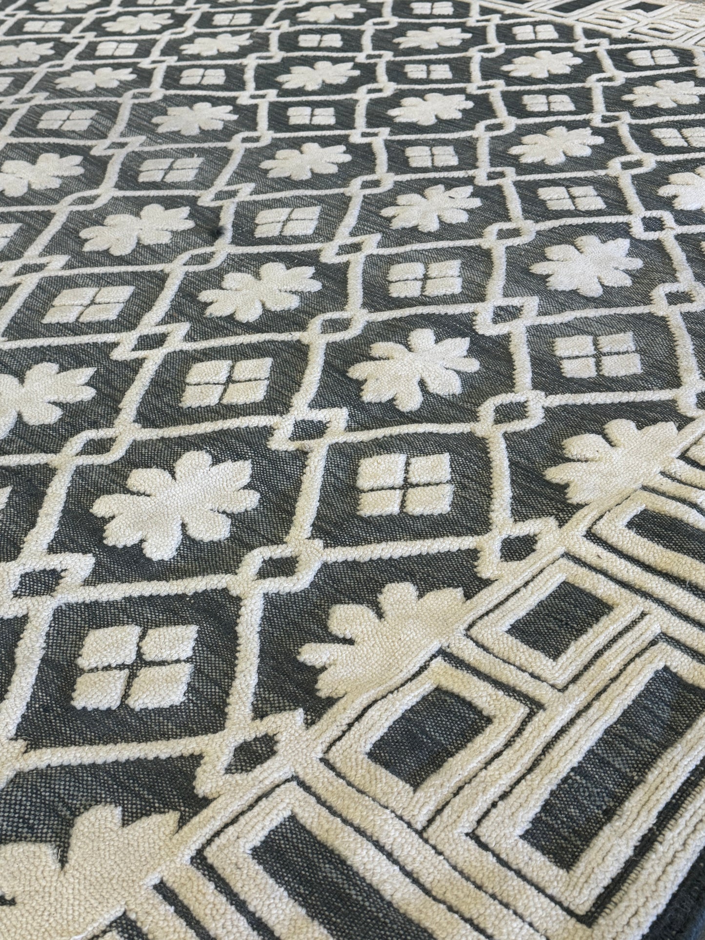 Archive Sale Erdosend Trellis - Navy & Ivory 15ft x 16ft