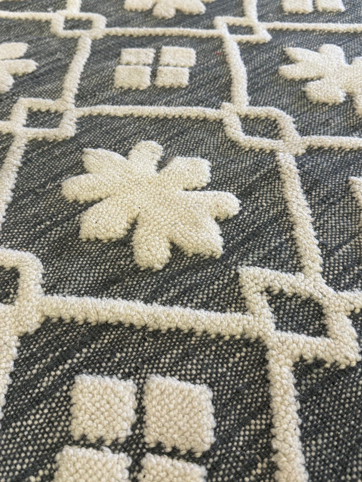 Archive Sale Erdosend Trellis - Navy & Ivory 15ft x 16ft