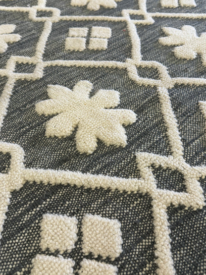 Archive Sale Erdosend Trellis - Navy & Ivory 15ft x 16ft
