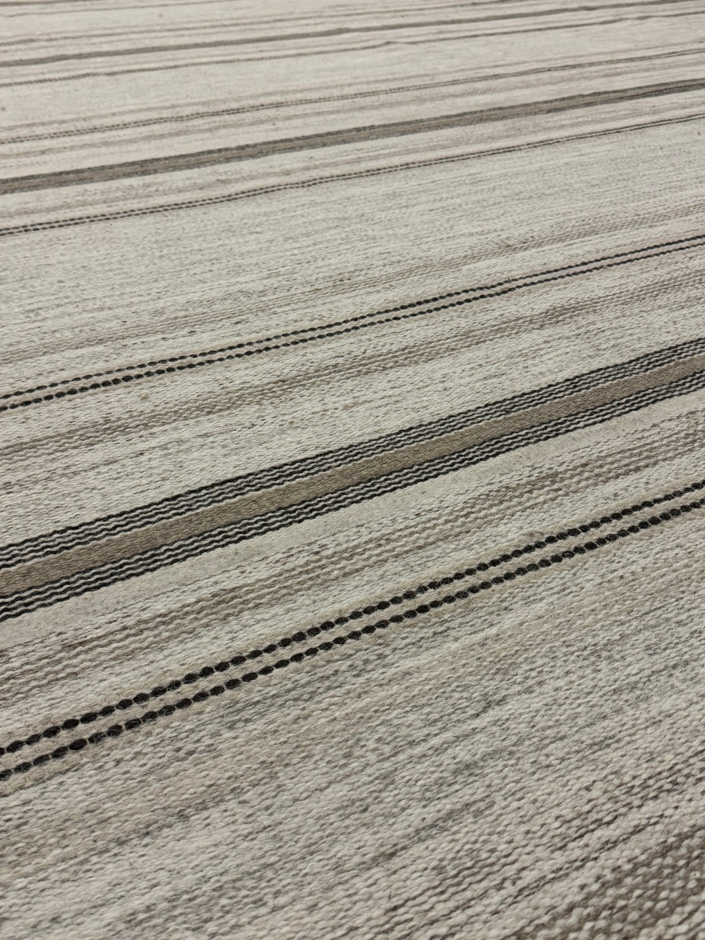 Jhira 02 - Beige & Ivory