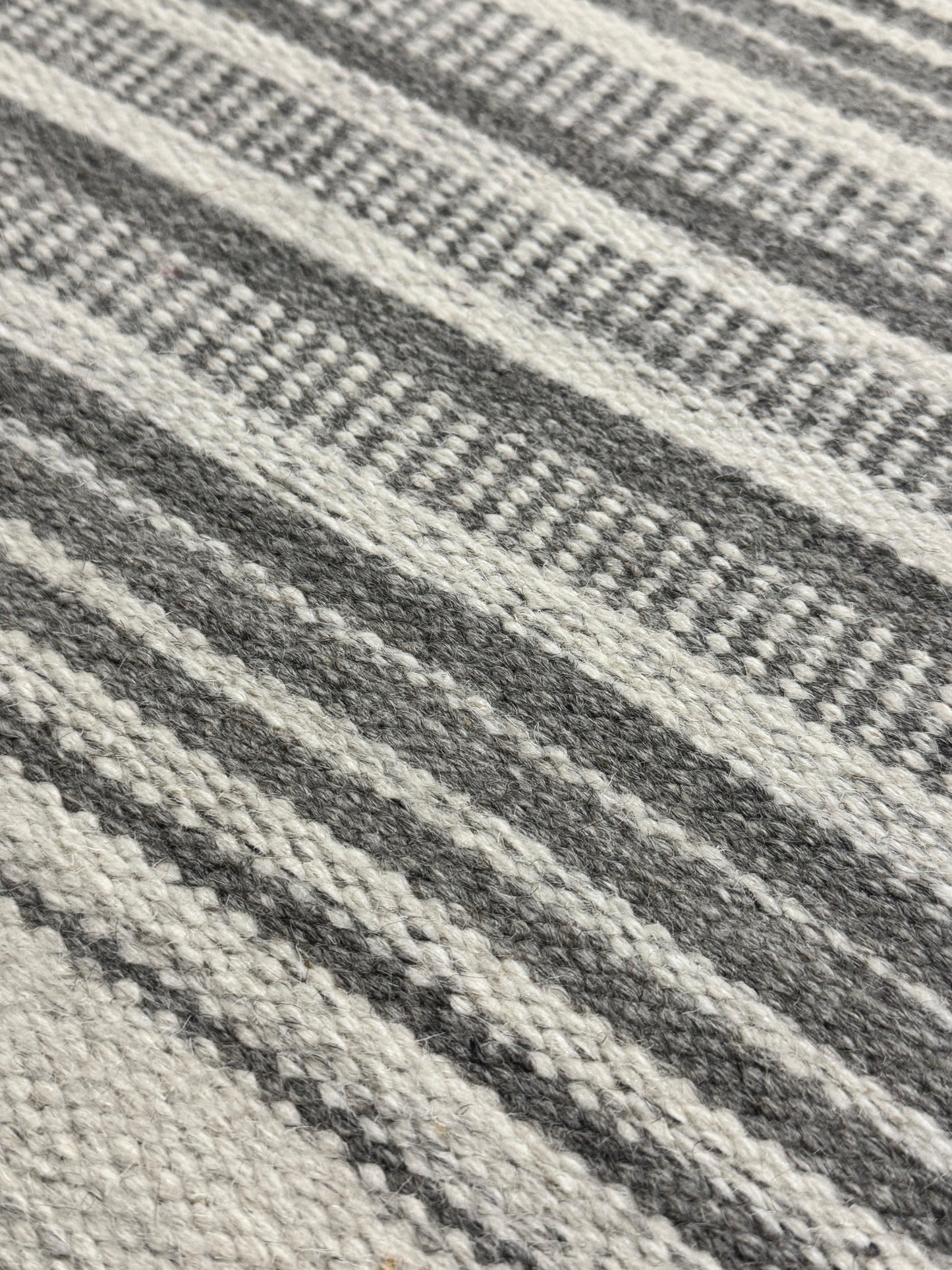 Jhira 05 - Natural Grey Ivory
