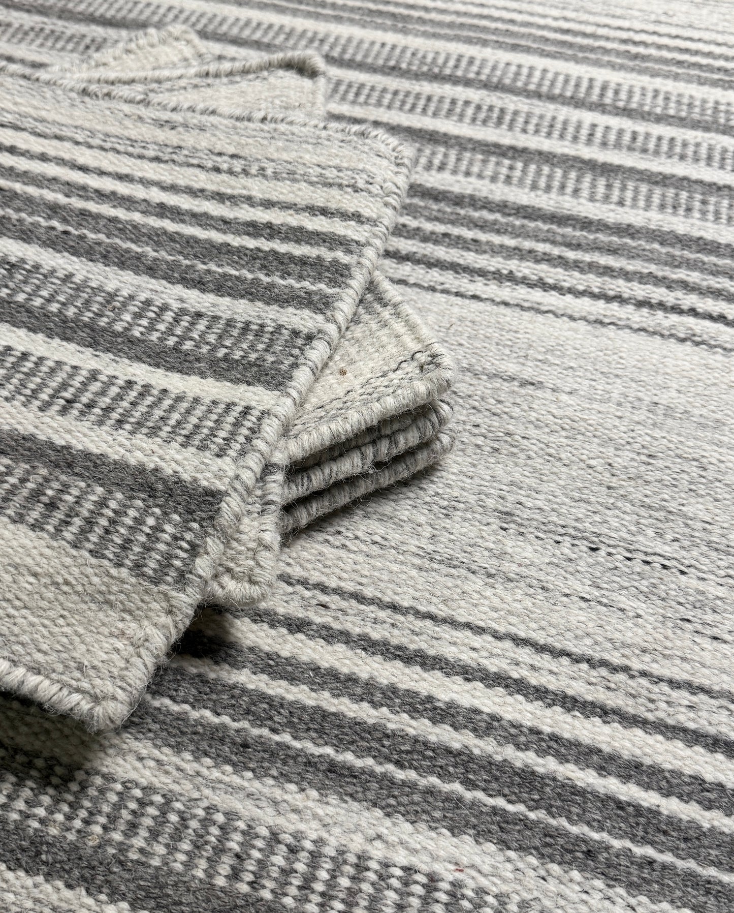 Jhira 05 - Natural Grey Ivory