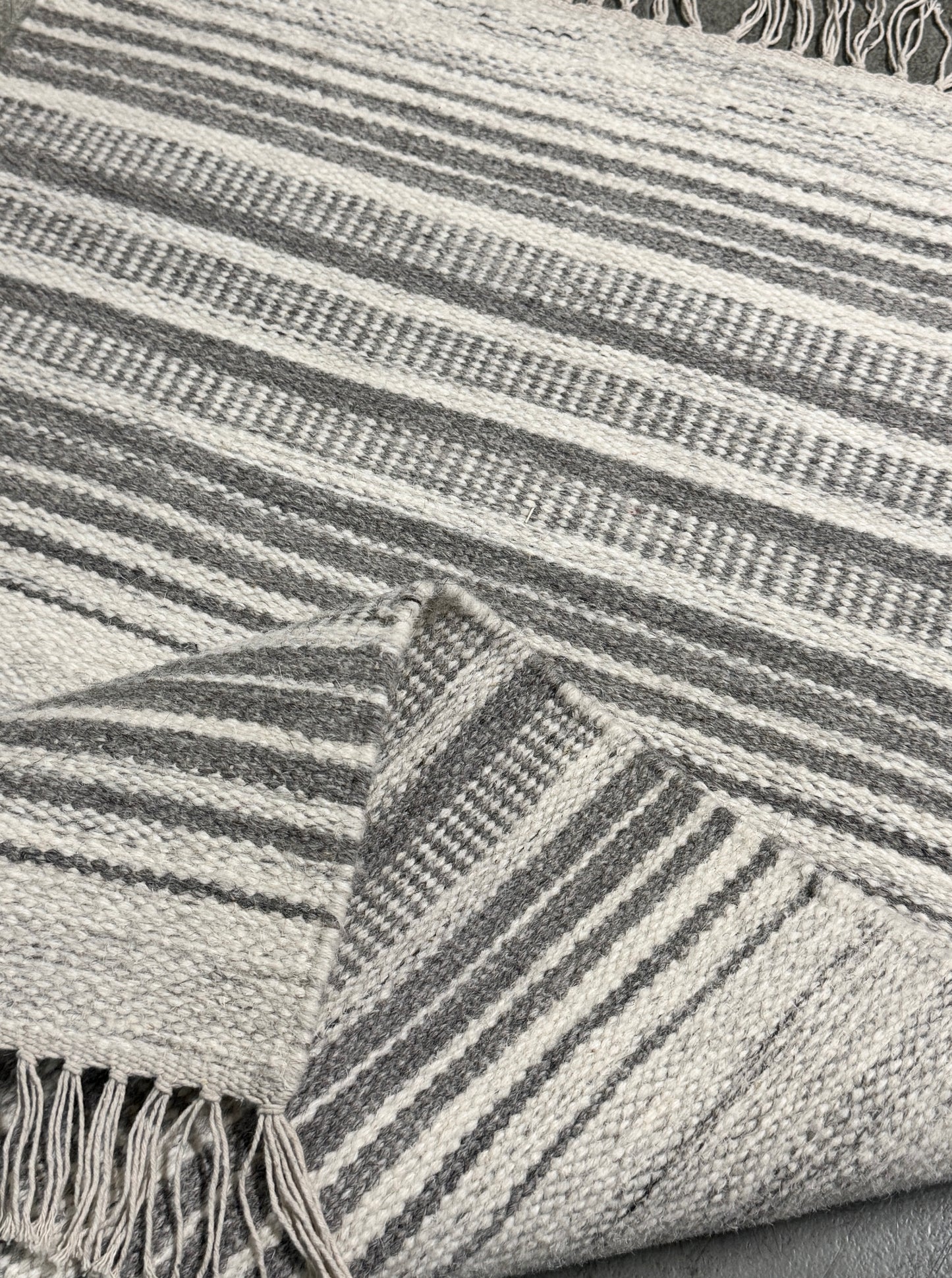 Jhira 05 - Natural Grey Ivory
