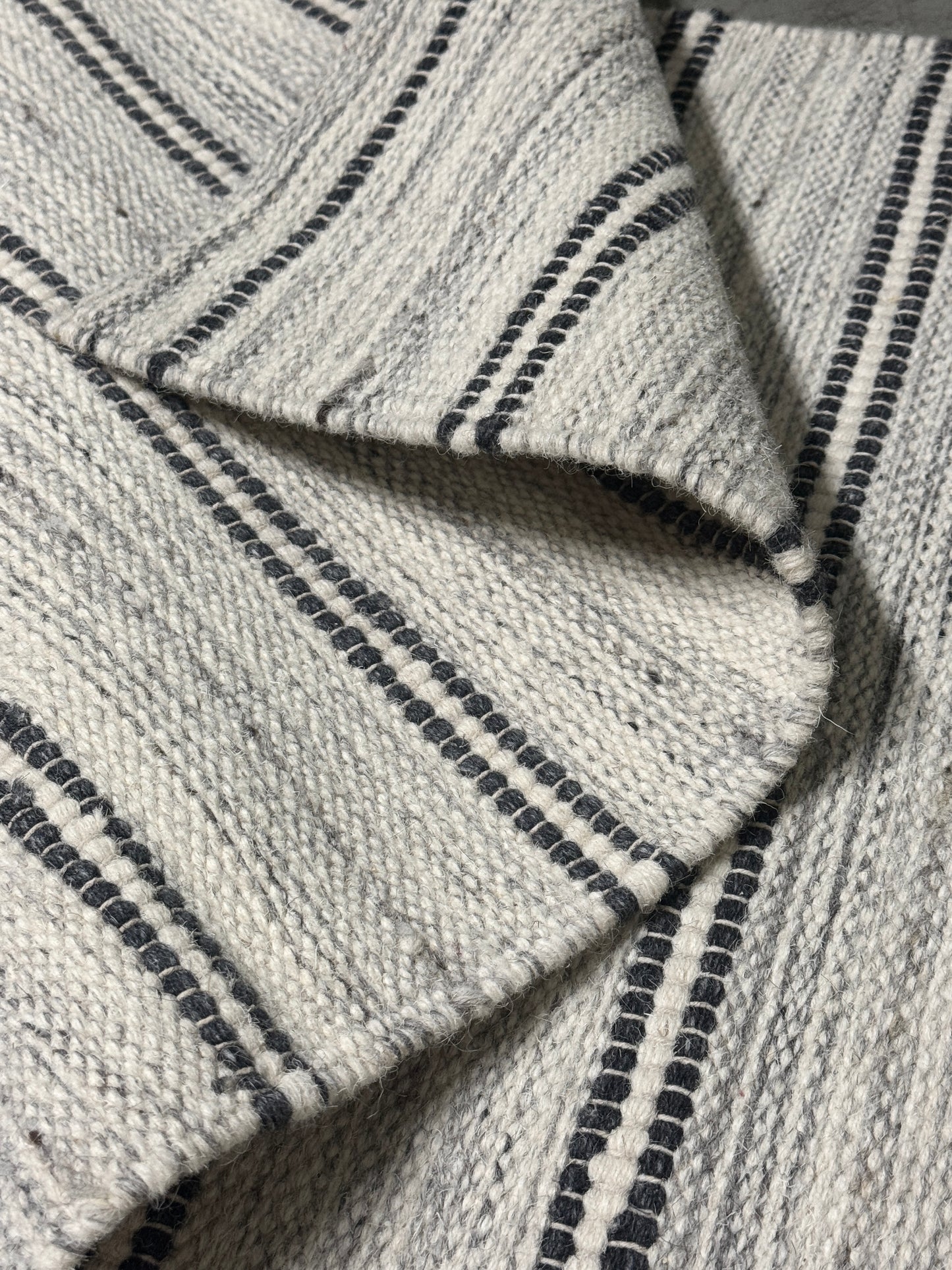 Jhira 07 - Grey Ivory Charcoal