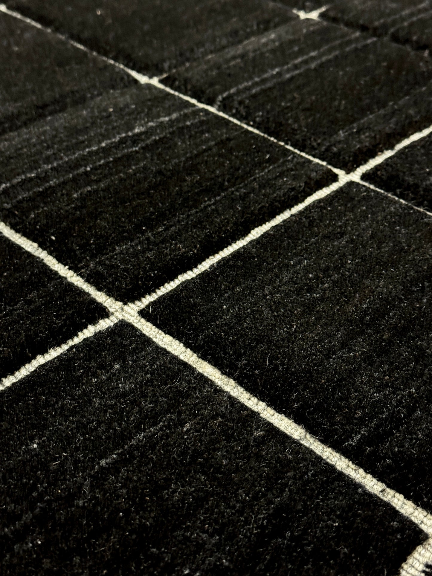 Jix Grid - Black Velvet