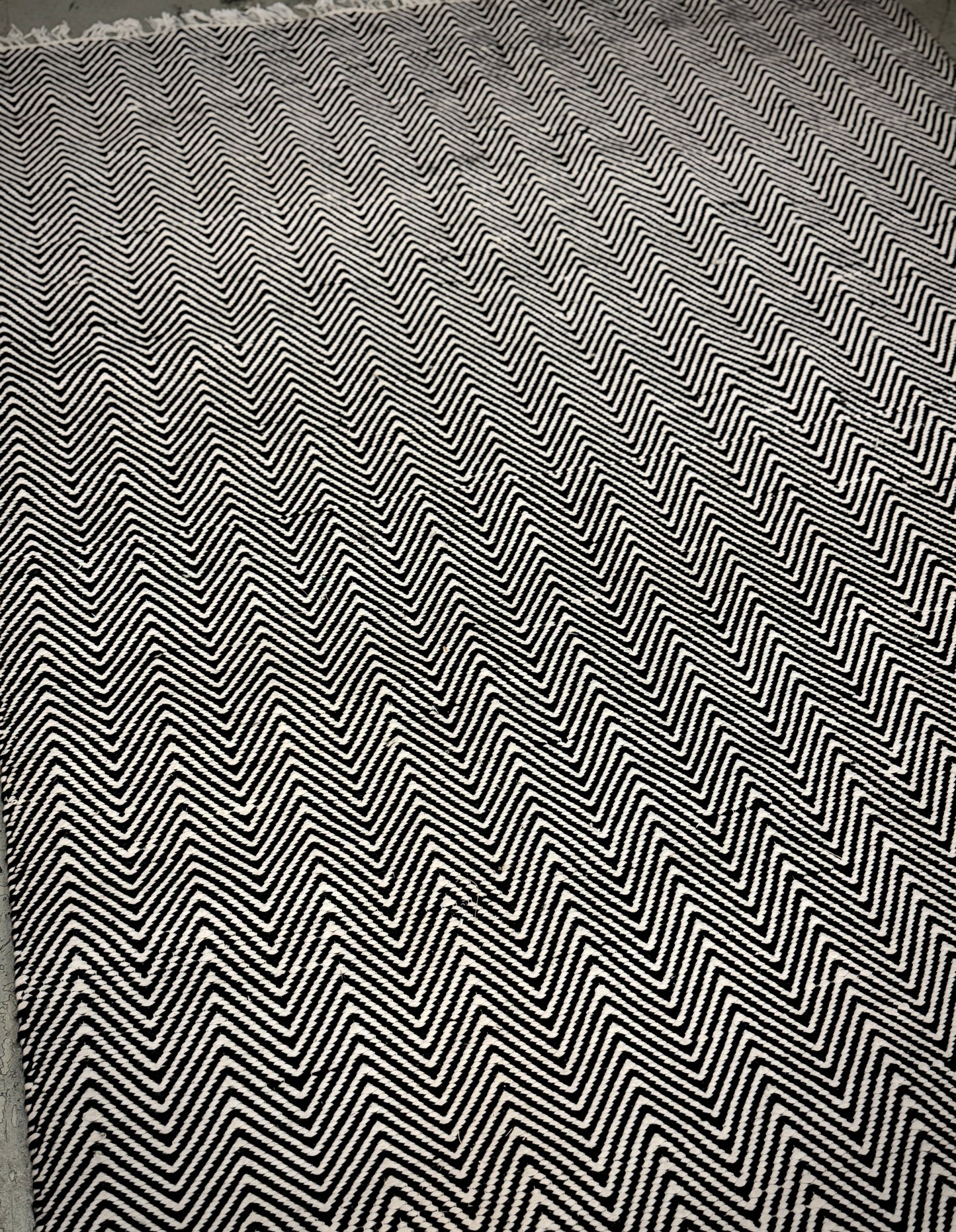 Archive Sale Outdoor Arthouse Chevron - Black & White 8ft 9in Round
