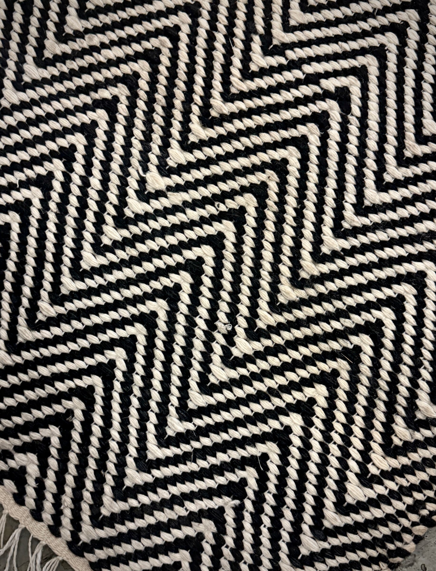 Archive Sale Outdoor Arthouse Chevron - Black & White 8ft 9in Round